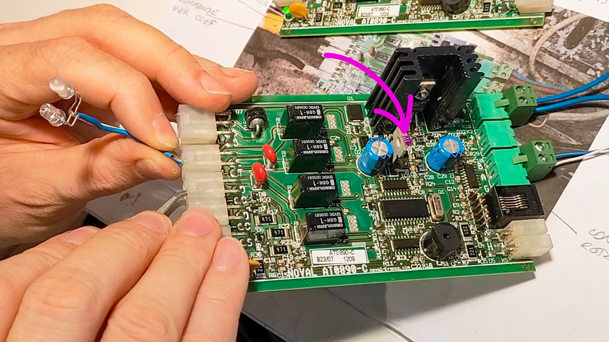 Carte électronique avec une fleche rose qui pointe sur un condensateur tantalum