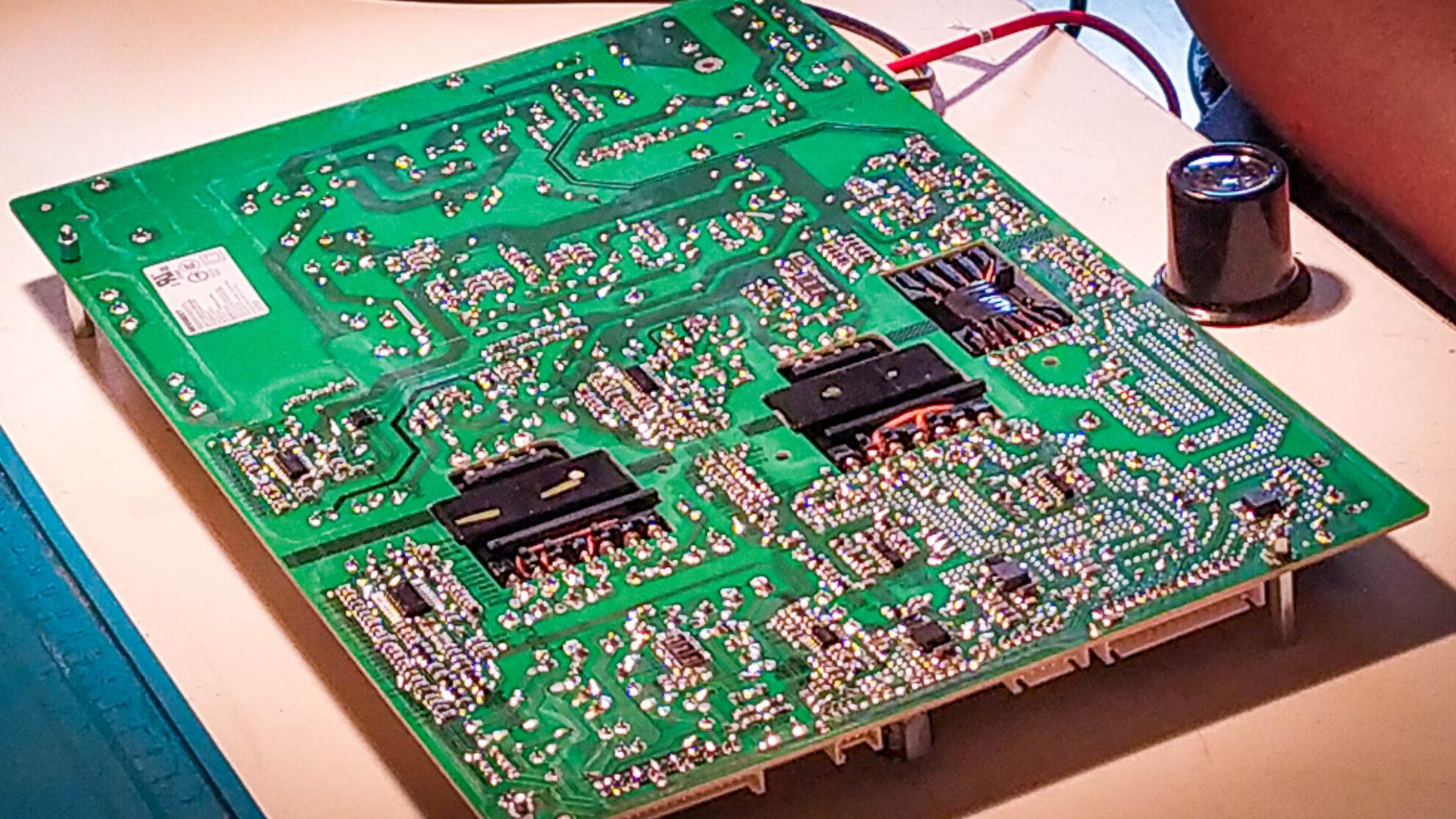 Les cartes électroniques contiennent des circuits imprimés City Électronique