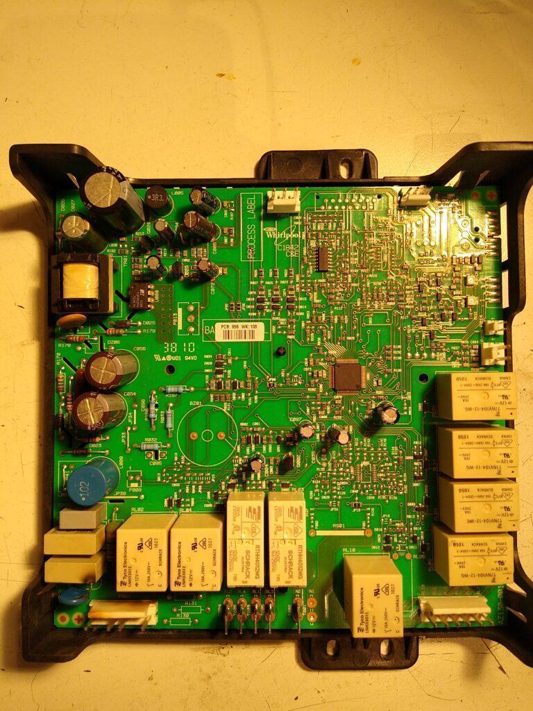 Beeper off road R3 (GYROPODE) Les composants défectueux détectés sont : Le PCB a grillé, les pads cassés. Les MOSFET cassés. Les drivers MOSFET cassés. Le Contrôleur SMPS cassé. Le MCU suspecté.