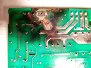 Beeper off road R3 (GYROPODE) Les composants défectueux détectés sont : Le PCB a grillé, les pads cassés. Les MOSFET cassés. Les drivers MOSFET cassés. Le Contrôleur SMPS cassé. Le MCU suspecté.
