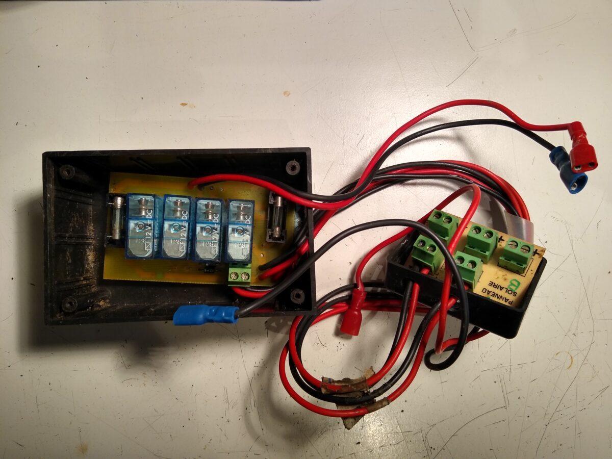 Cette image présente une carte électronique de la gamme ClicRoll SM15 avec des relais et des fusibles visibles. Ces composants sont importants pour le bon fonctionnement de la carte et nécessitent une attention particulière lors de la maintenance et de la vérification.