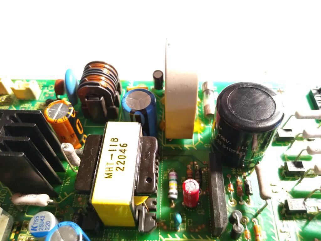 Image de cartes électroniques Mitsubishi FDCVA602HENR, composants électroniques, condensateur électrolytique cassé, diagnostic, réparation, électronique.