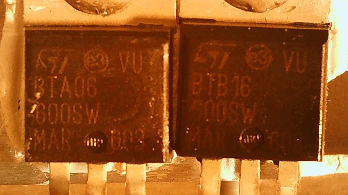 131CC0274-C Les composants défectueux détectés sont : Potentiomètre cassé. Résistance cassée. Marquage de résistance difficile à lire.